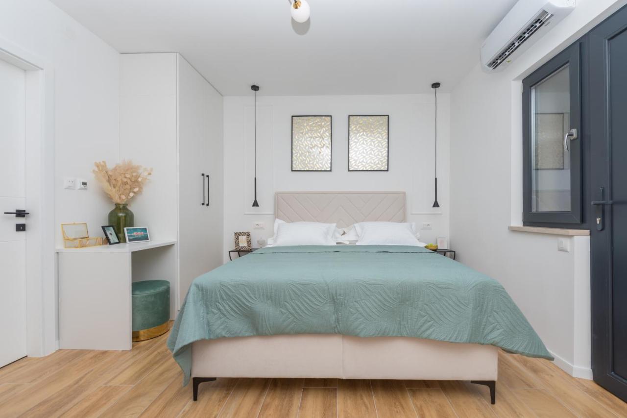 Bianco, Near Beach, Free Parking, Wi-fi * Makarska