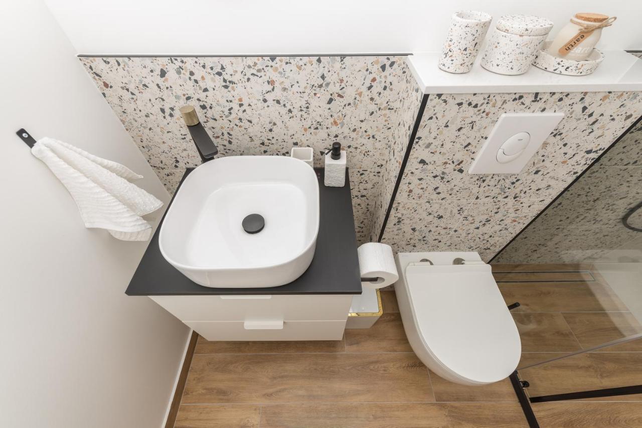 Bianco, Near Beach, Free Parking, Wi-fi Apartma *