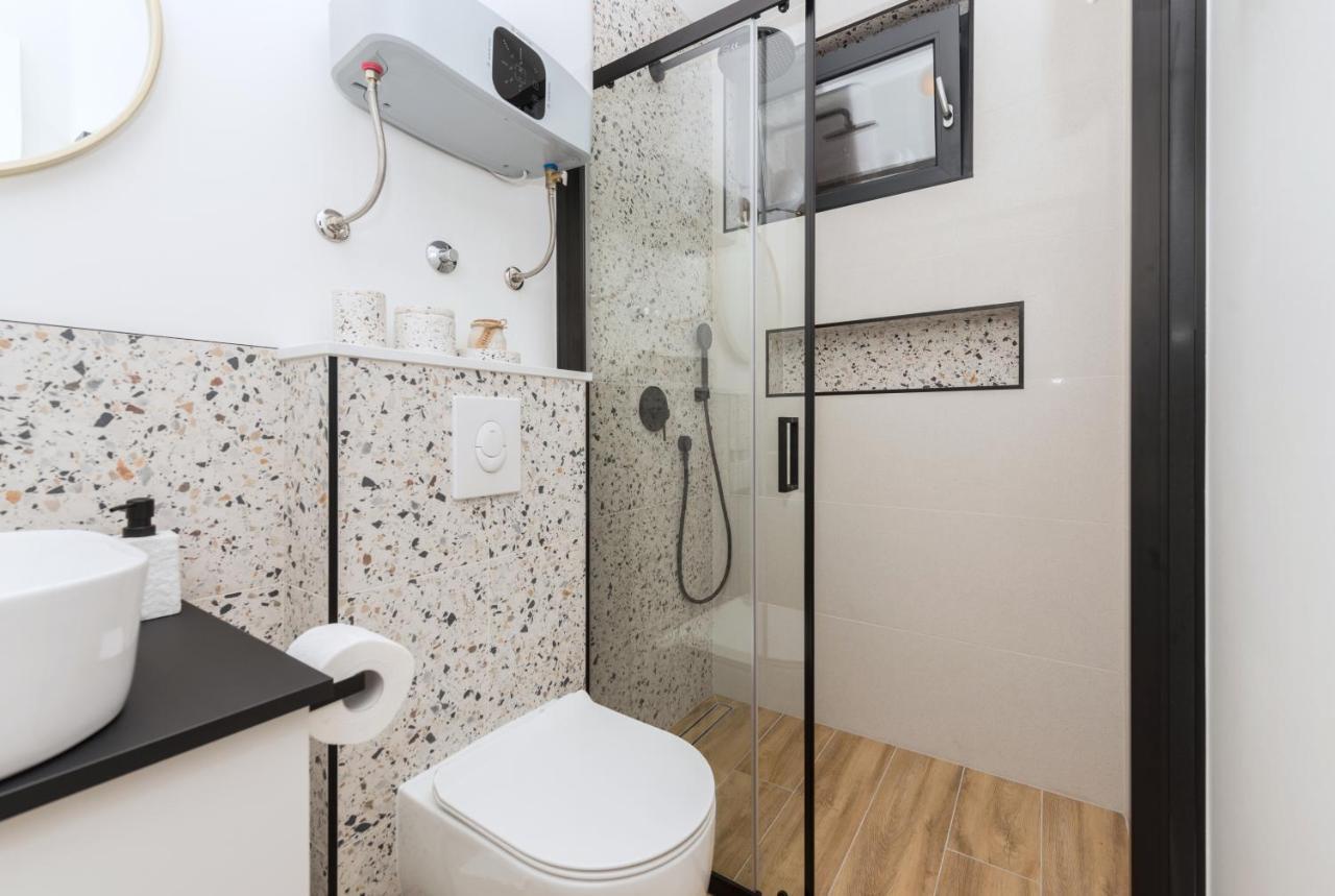 Bianco, Near Beach, Free Parking, Wi-fi Makarska