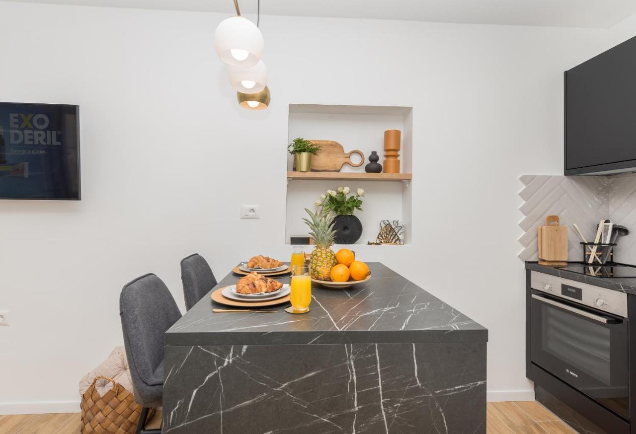 Bianco, Near Beach, Free Parking, Wi-fi * Makarska